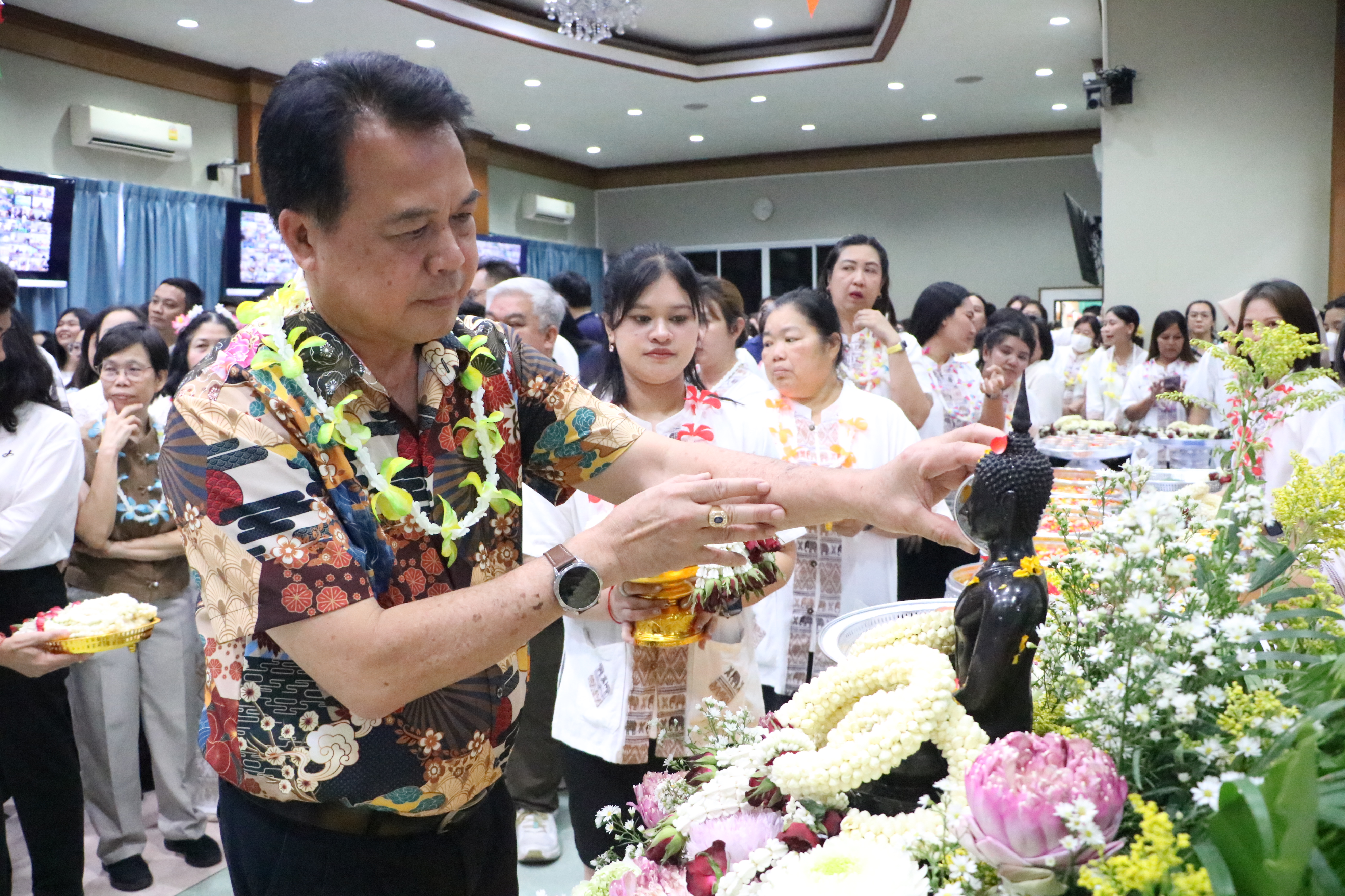 title - ชุ่มฉ่ำ! ชาว ส.ป.ก. ร่วมสรงน้ำพระพุทธรูป และรดน้ำขอพรผู้บริหาร เนื่องในประเพณีวันสงกรานต์ ประจำปี 2569 บรรยากาศเต็มไปด้วยความชื่นมื่นชุ่มฉ่ำ